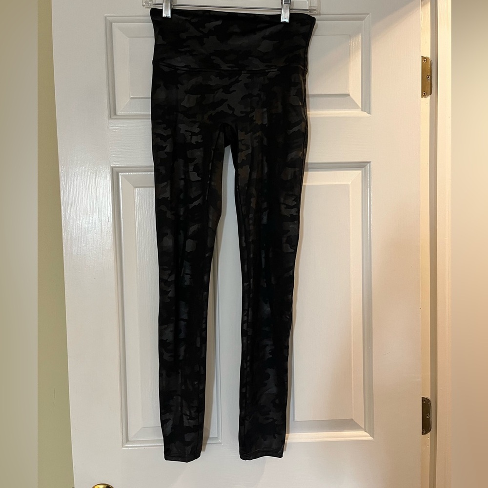 Spanx Faux Leather Leggings, Black Camo, size medium